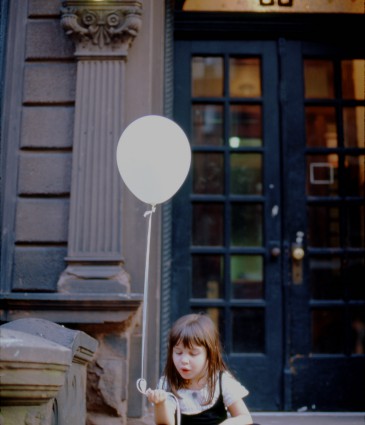 風船を手に、石段にすわる女の子　Greenwich Village